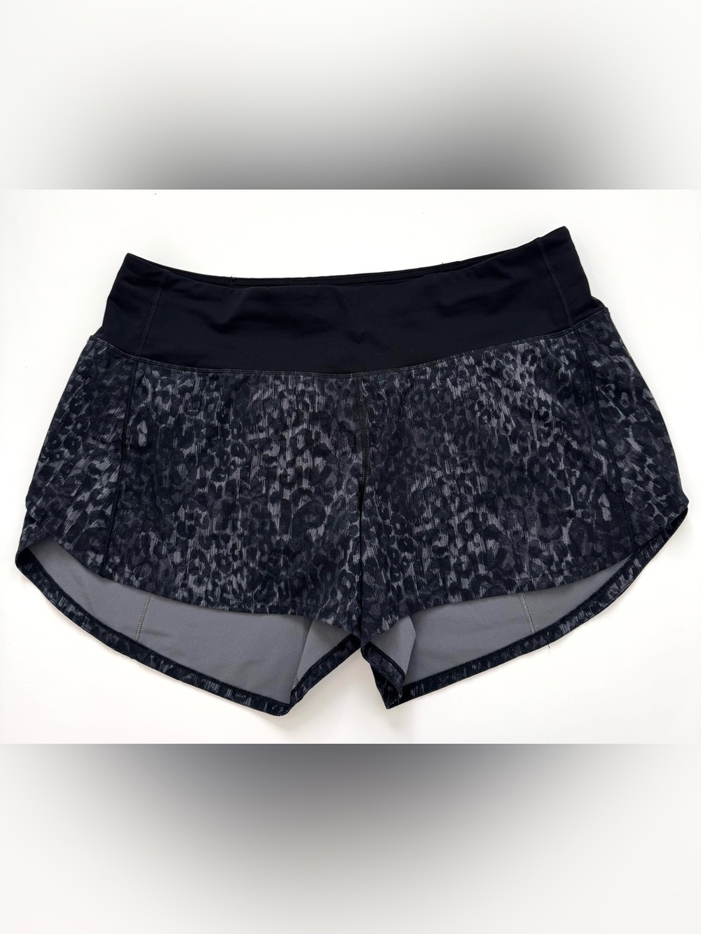 Lululemon Speed Up Mid-Rise 4” Lined Shorts Black Gray Print Size 8
